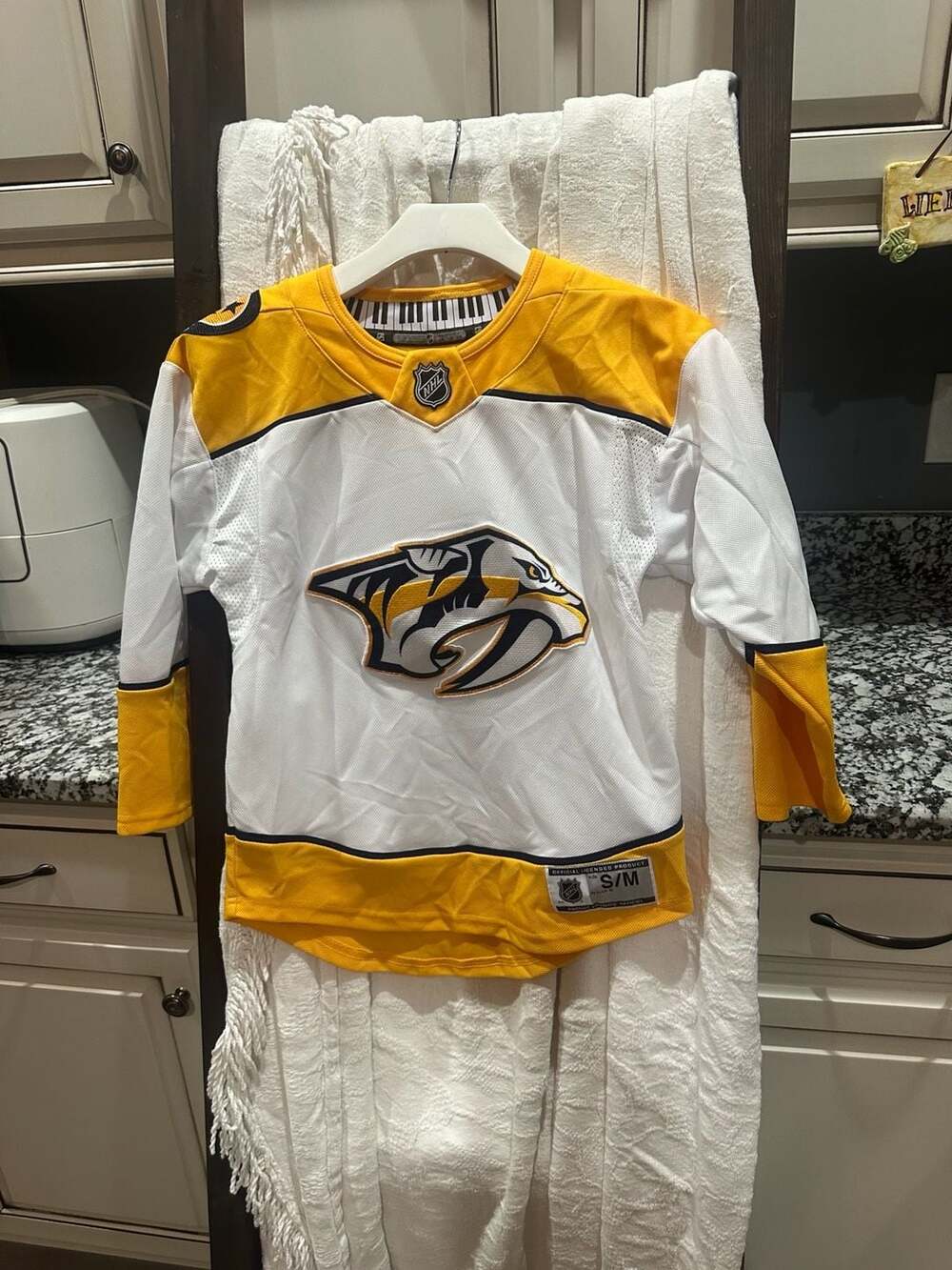 Nashville Predators Hockey Jersey Size S/M White Gold